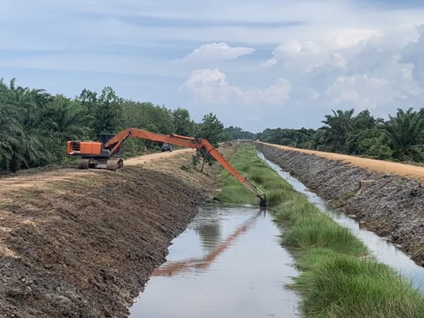 คบ.บางนรา ขุดลอกคลองชลประทาน กำจัดวัชพืช พื้นที่ อ.ตากใบ พร้อมรับอุทกภัย