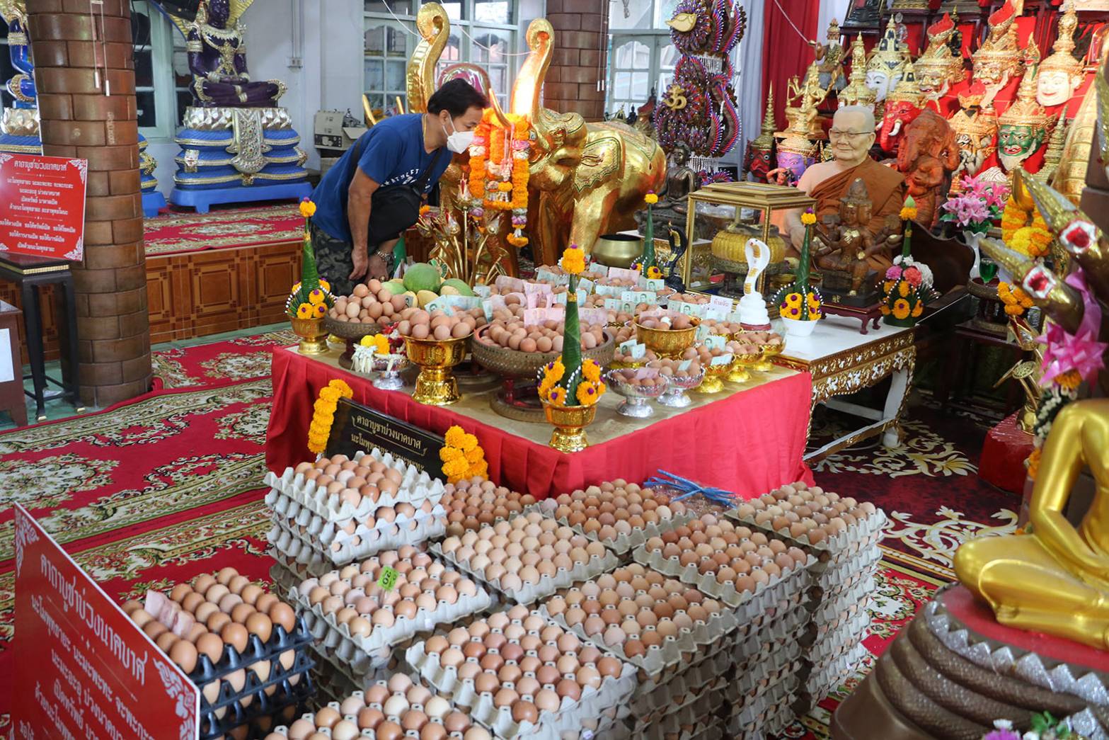 ประชาชนหลั่งไหลนำไข่ไก่ขอโชคลาภจากบ่วงนาคบาศที่สำนักสงฆ์พุปะหังวงค์วนาราม จ.ราชบุรี 