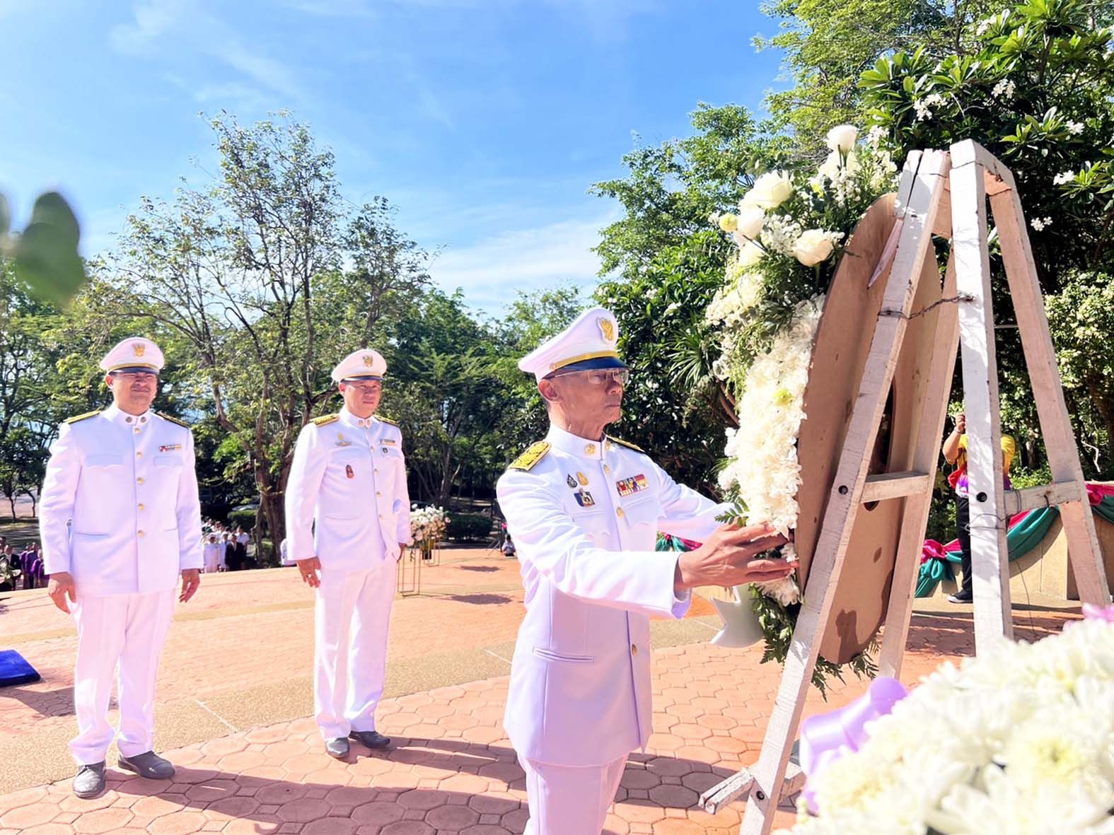 พสกนิกรชาวหัวหินวางพวงมาลาน้อมรำลึก ในหลวง ร.7 ครบรอบ 83 ปี แห่งการเสด็จสวรรคต 
