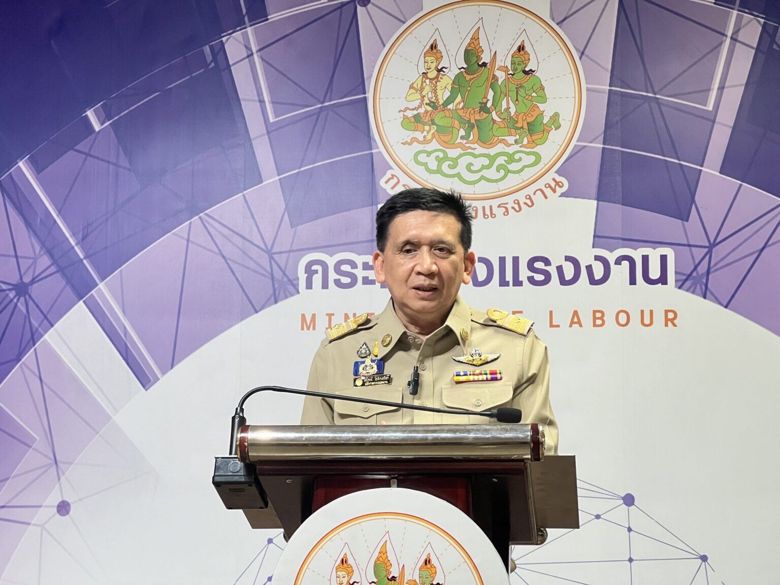 “ปลัดฯแรงงาน” เผยมติบอร์ดค่าจ้างเห็นชอบให้คณะอนุกรรมการจังหวัดจัดประชุมพิจารณาอัตราค่าจ้างขั้นต่ำจังหวัดภายใน ก.ค.นี้