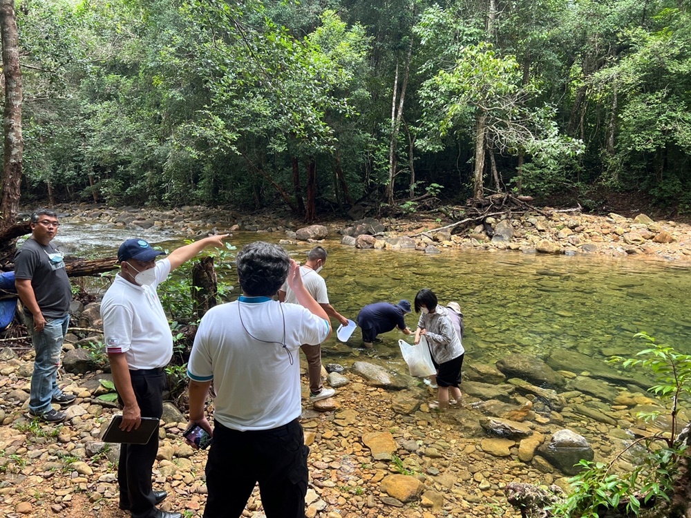 สำนักงานก่อสร้างชลประทานขนาดกลางที่ 9 เก็บตัวอย่างคุณภาพน้ำ อ่างฯคลองพร้าว ตามมาตรการป้องกัน-แก้ไขผลกระทบสิ่งแวดล้อม