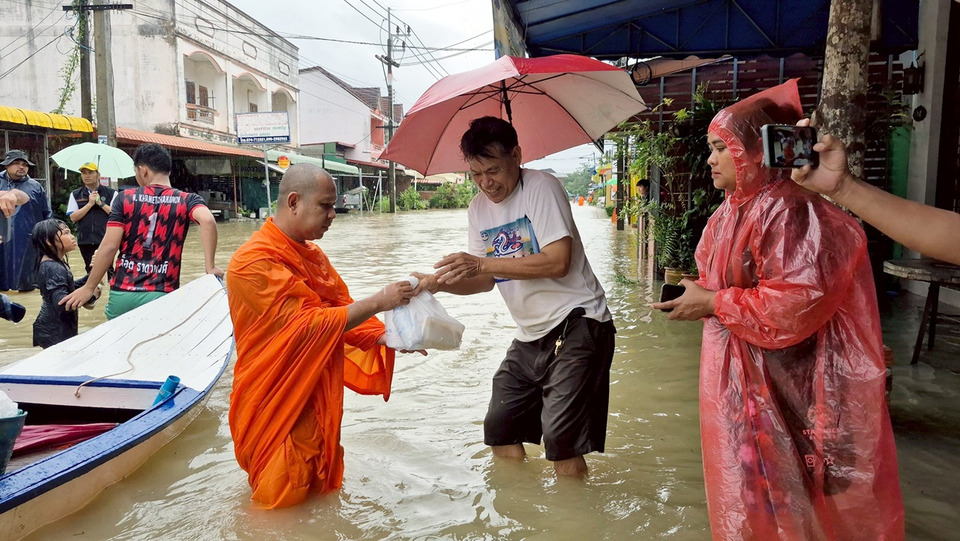สตูลวิกฤตต่อเนื่อง! จมทั้งจังหวัด–เขตเศรษฐกิจรับน้ำก้อนสุดท้าย ทหาร–พระสงฆ์–อาสาเร่งช่วยชุมชน