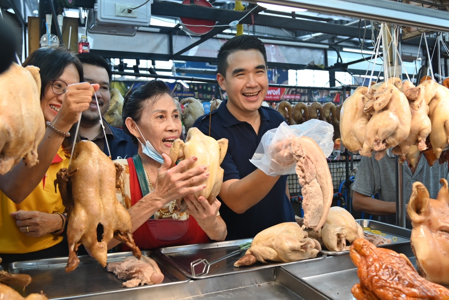 พาณิชย์ตรวจตลาดช่วงสารทจีนบรรยากาศคึกคัก สินค้าส่วนใหญ่ทรงตัว ไก่-หมู-ผักลด กำชับต้องปิดป้ายแสดงราคา ฝ่าฝืนปรับหมื่นบาท