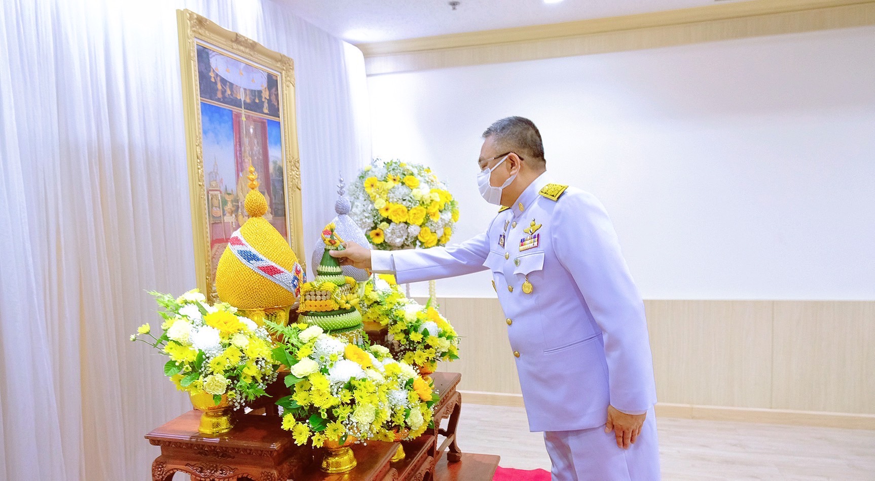 สุราษฎร์ธานีรับมอบผ้าไตรพระราชทานและสิ่งของพระราชทานนำไปทอดผ้าป่า
