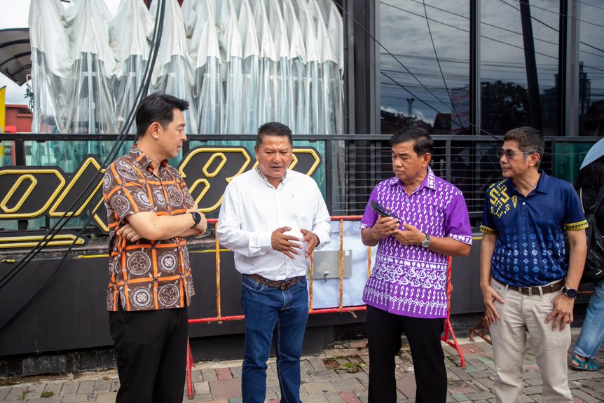 นายกฯเมืองพัทยาลงพื้นที่ตรวจสอบถนนหลังท่อแรงดันน้ำแตกทำให้ถนนพังเป็นหลุม