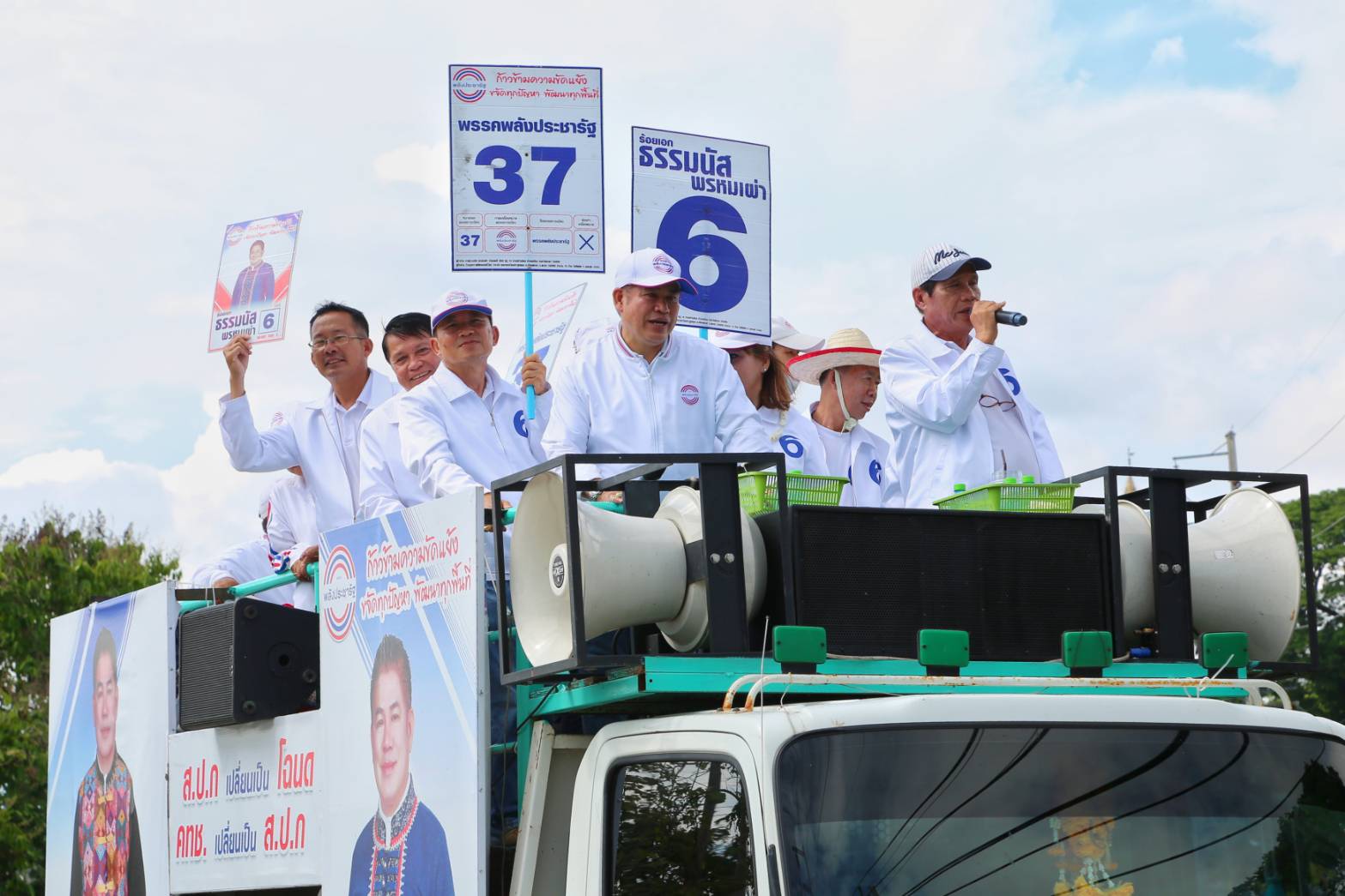 ‘ผู้กองธรรมนัส' ขึ้นรถแห่หาเสียงปิดท้ายเมืองพะเยา-แพร่ มั่นใจปักหมุด ส.ส.ทั้ง 8 จังหวัดภาคเหนือ