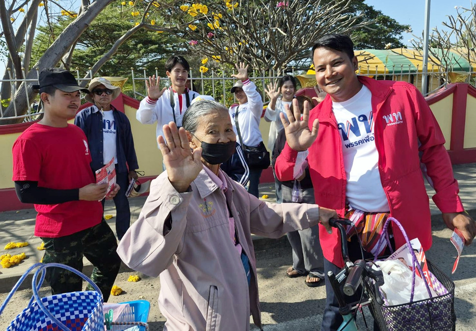 ‘ทรงพล’ พท.เขต 3 บุรีรัมย์ เดินเคาะประตูบ้าน โค้งสุดท้าย แนะนำตัวเป็นภาษาถิ่น