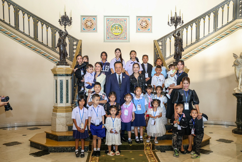 "นายกฯ อนุทิน" ร่วมถ่ายภาพลูกวีรชน 21 คน วันเด็กทำเนียบรัฐบาล หน้าตึกไทยคู่ฟ้า