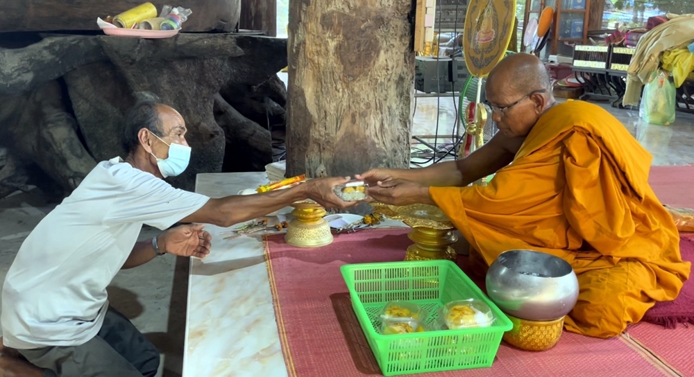 ตามกระแส! เจ้าอาวาสวัดหนองคูพัฒนา ไอเดียบรรเจิด ทำข้าวเหนียวมะม่วงแจกญาติโยมที่มาร่วมทำบุญทอดผ้าป่า
