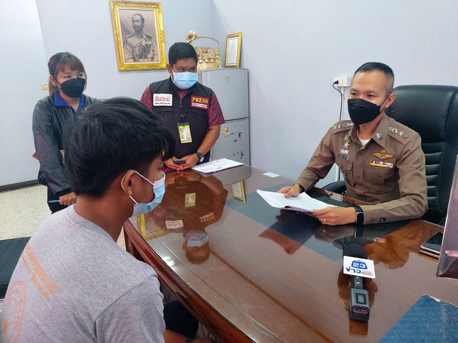 ผกก.วังน้อย รับแจ้งความช่างเฟอร์นิเจอร์ถูกชายฉกรรจ์รุมทำร้ายสาหัสยันเอาเรื่องถึงที่สุด