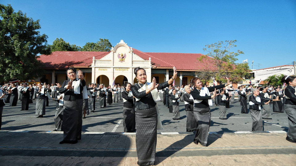 พลังศรัทธา! ชาวปทุมฯ เชื้อสายรามัญกว่า 500 คนร่วมรำมอญถวายความอาลัย “พระพันปีหลวง”