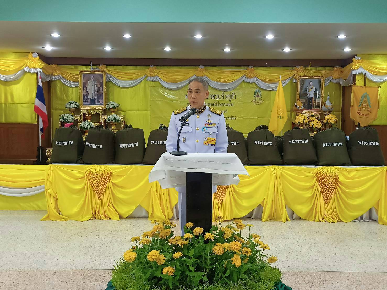ร.10 โปรดเกล้าฯ ให้ องคมนตรี เชิญถุงพระราชทานเครื่องนอนเครื่องครัวมอบแก่ผู้ประสบอัคคีภัย ในชุมชนคลองเตย 