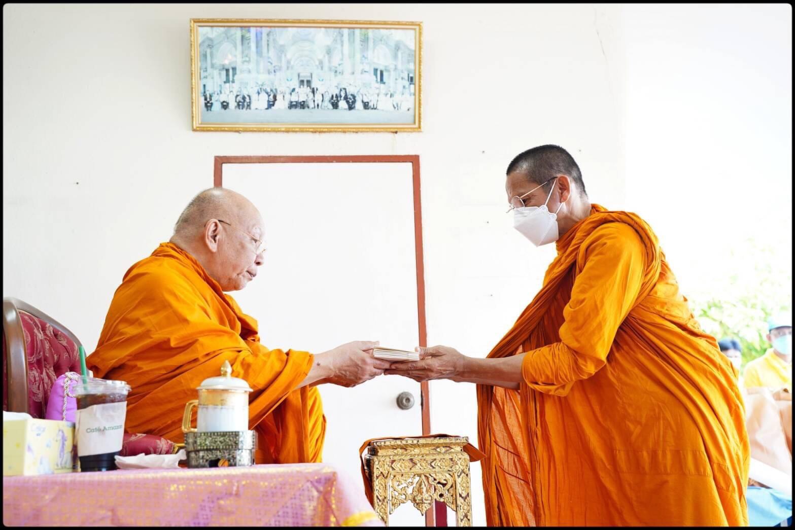สมเด็จพระมหาธีราจารย์มอบเครื่องอุปโภคแก่ประชาชนผู้ประสบอุทกภัย จังหวัดอ่างทอง