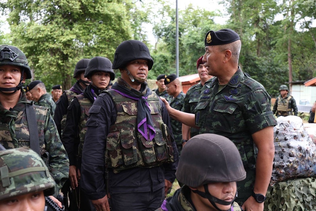 ผบ.ทบ. ลงพื้นที่ศรีสะเกษตรวจเยี่ยมให้กำลังใจ ทหาร-ปชช. ชายแดนเขาพระวิหาร