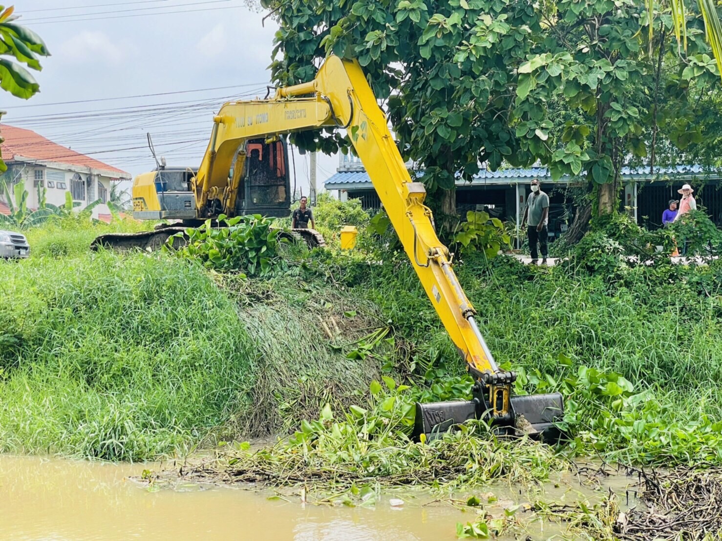 โครงการส่งน้ำและบำรุงรักษายางมณีเร่งกำจัดวัชพืชในคลองส่งน้ำ