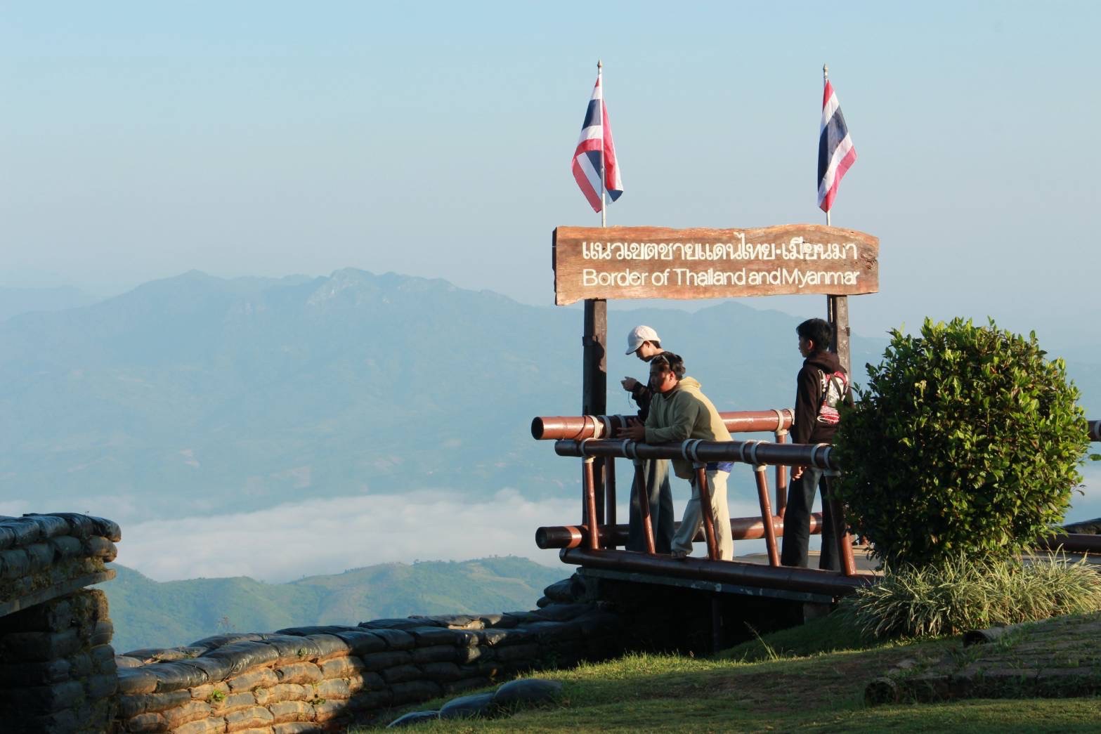 เชียงราย อากาศเริ่มหนาว นทท.ชมทะเลหมอกดอยช้างมูบ แม่สาย