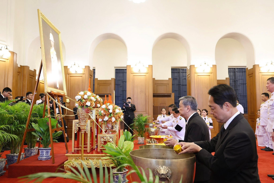 "อภิสิทธิ์" นำคณะประชาธิปัตย์ เข้าถวายน้ำสรงพระศพ " เจ้าฟ้าพัชรกิติยาภาฯ"  ณ ศาลาสหทัยสมาคม 