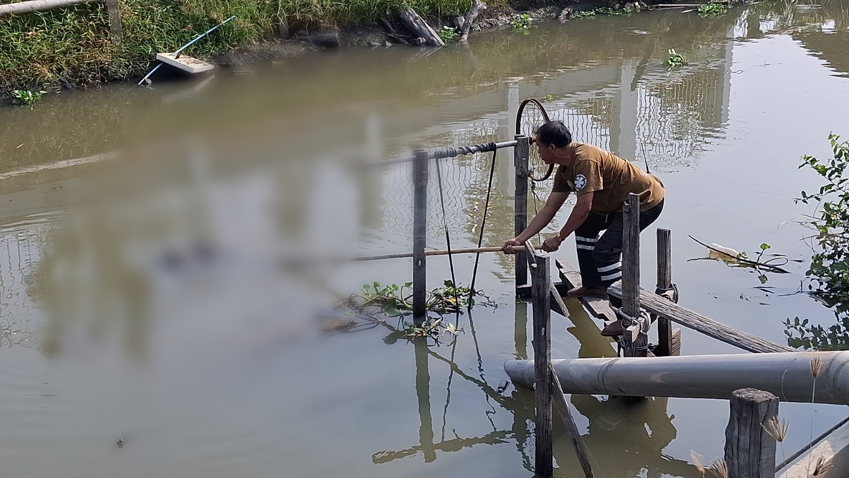 ปทุมธานีลุงติดเครื่องสูบน้ำเข้านาผงะพบศพลอยน้ำเสียชีวิต