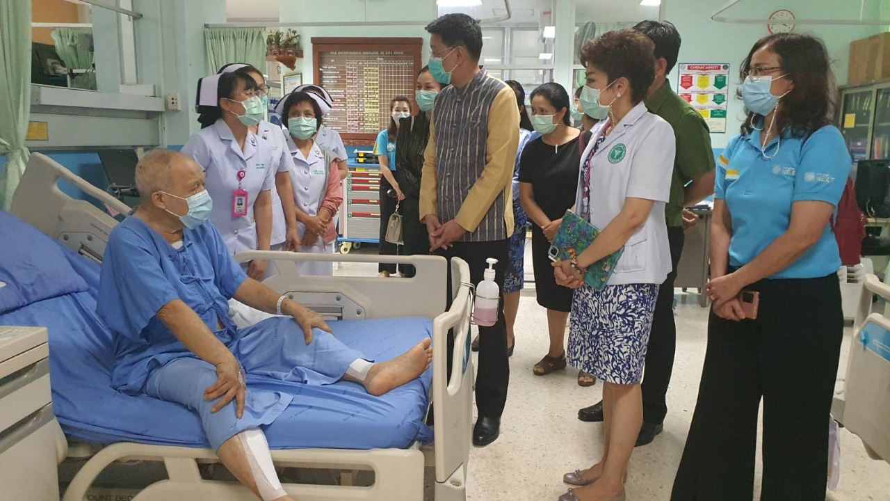 ผู้ว่าฯ อุดรธานี ดูแลคนไข้ให้ได้รับสิทธิ์ “เราชนะ”  ถึงเตียง ในโรงพยาบาลอุดรธานี