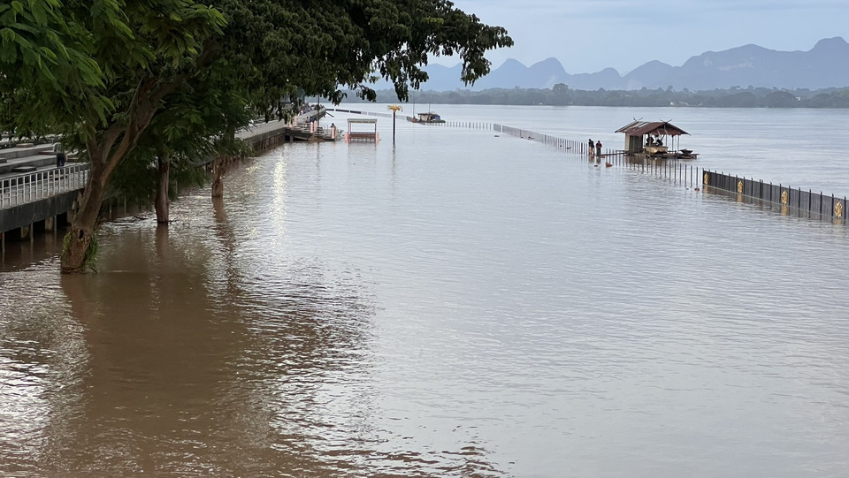 เฝ้าระวังน้ำโขงนครพนมยังสูงเฉียดจุดวิกฤติ 12 เมตร เอ่อท่วมถนนอันซีนสวรรค์ชายโขงครึ่งเมตร 