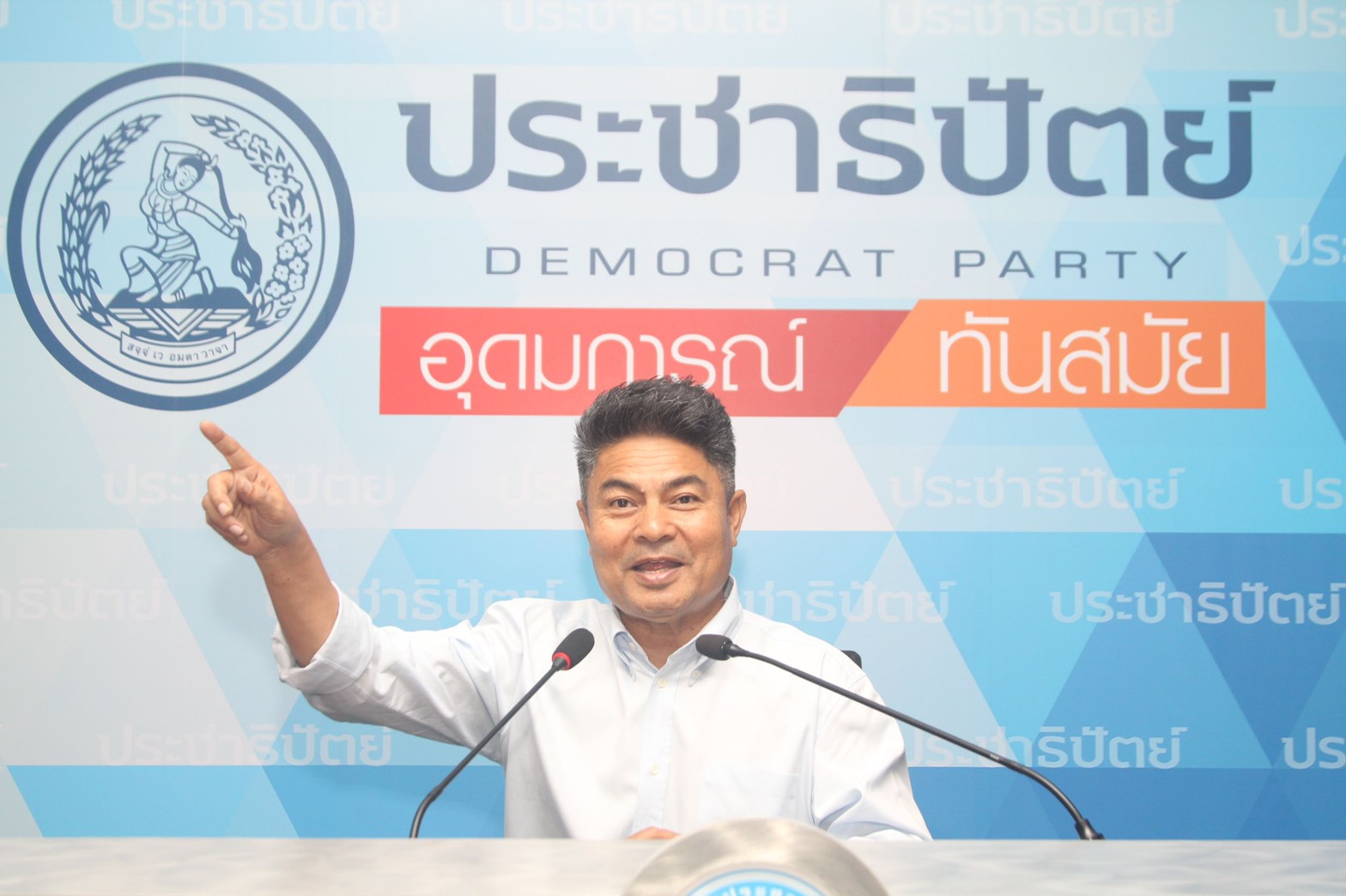 "เทพไท"ชงโหวตแก้รธน.6 ญัตติ ถกในห้องประชุมวิสามัญ 26-27 ต.ค.นี้ หนุน "บิ๊กตู่" ยกเลิกพ.ร.ก.ฉุกเฉินทันที