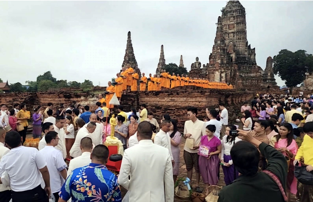 รองผู้ว่าฯอยุธยา นำประชาชน ทำบุญตักบาตรเทโวโรหณะ ณ วัดไชยวัฒนาราม