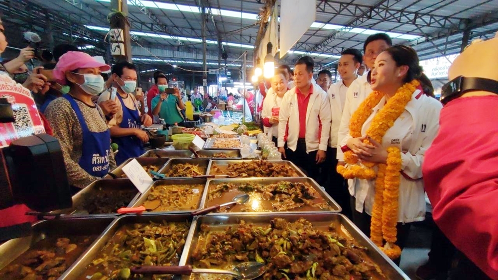 ปทุมธานีกระหึ่ม!! "อุ๊งอิ๊ง" ลุยตลาดนัดเปิดตัวผู้สมัคร ส.ส. "บิ๊กแจ๊ด" มอบช่อดอกไม้เน้นคนปทุมให้เลือกคนดี