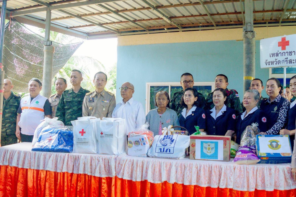 ผู้ว่าฯศรีสะเกษ รุดเยี่ยมครอบครัวทหารเหยียบทุ่นบึ้มขาขาด สร้างขวัญกำลังใจชายแดน 