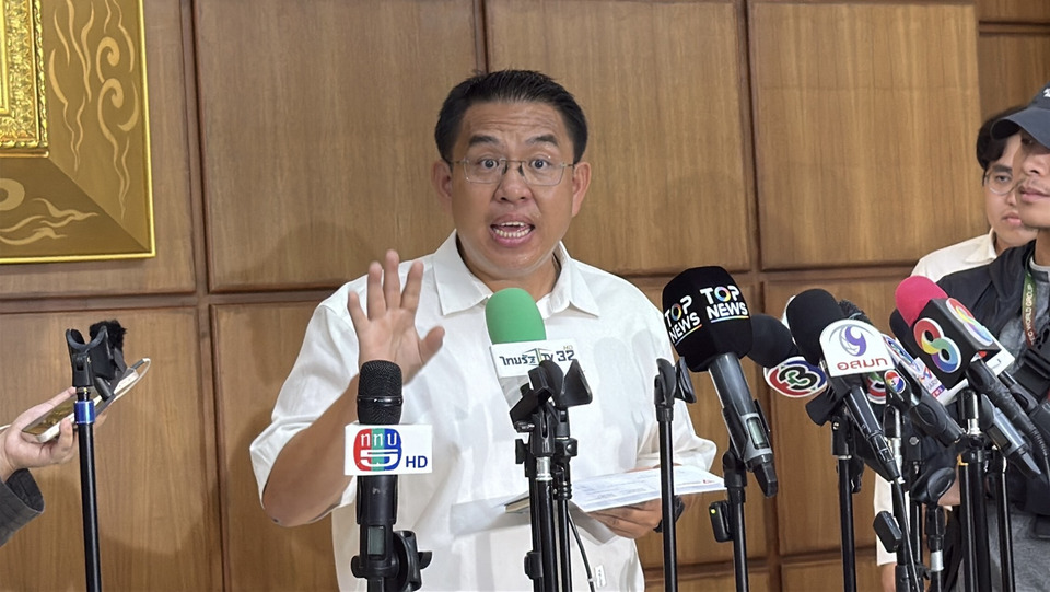 เดือดมาก ! “วิโรจน์” บุกกกต. จี้ตรวจสอบปมบาร์โค้ดบนบัตรเลือกตั้ง ชี้ถ้าเช็กย้อนหลังได้ เข้าข่ายไม่เป็นความลับ ผิดกม.เลือกตั้ง
