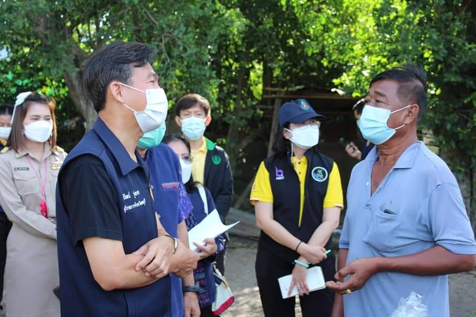  ผู้ว่าฯลพบุรี ลงพื้นที่ให้กำลังใจ-มอบถุงยังชีพให้ครัวเรือนที่ตกเกณฑ์ "TPMap" ปี 65 