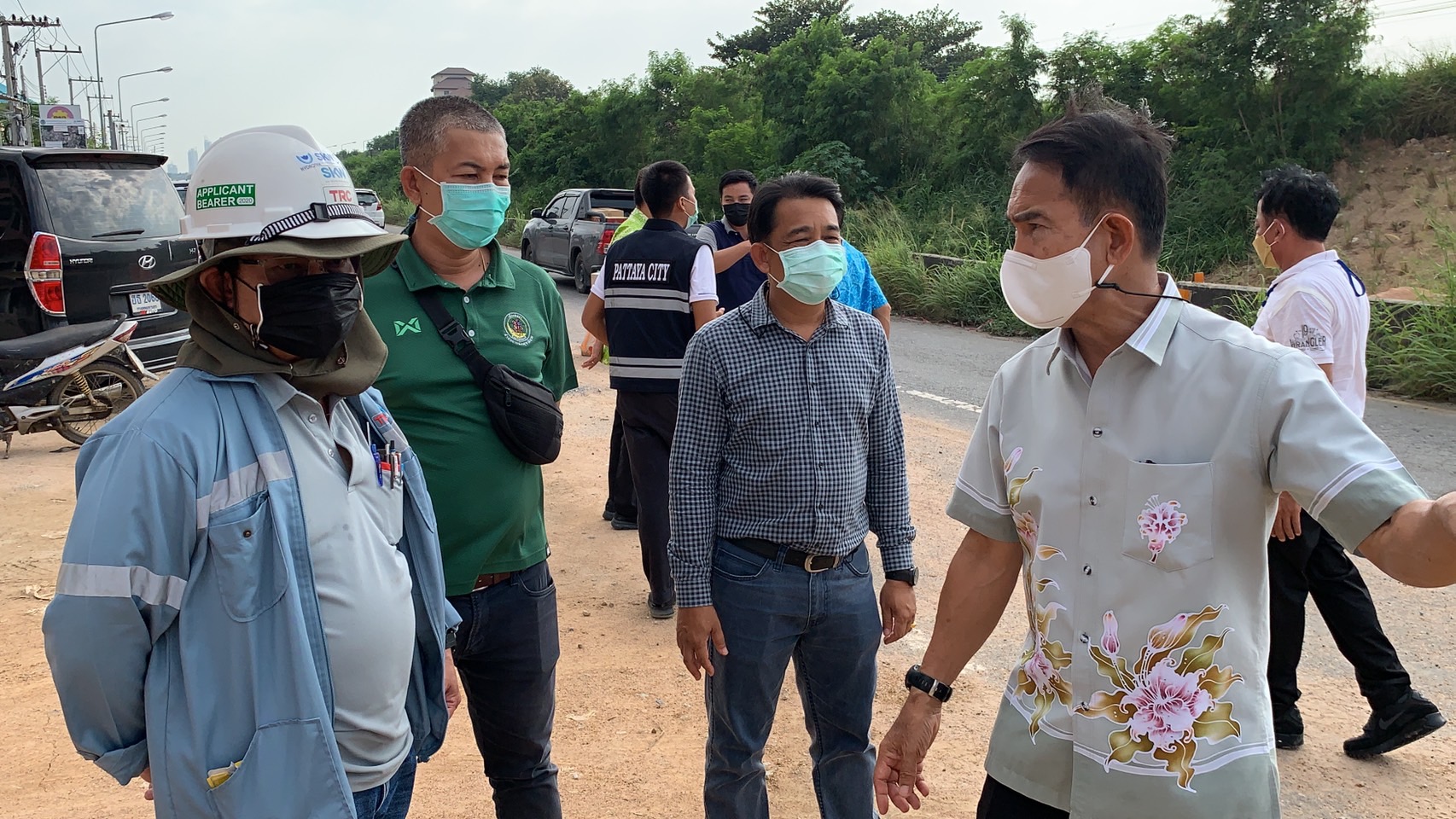 เมืองพัทยาพร้อมหน่วยงานเกี่ยวข้อง ลงพื้นที่ตรวจสอบจุดร้องเรียนผู้ใช้รถใช้ถนน กรณีก่อสร้างถนนเลียบทางรถไฟไม่มีป้ายและสัญญานไฟแจ้งเตือน 