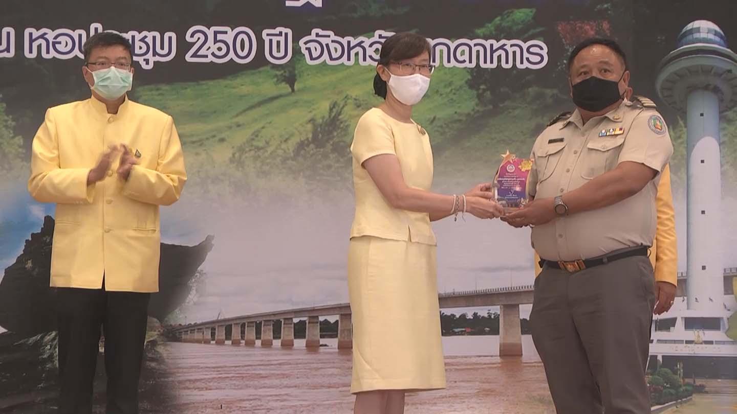  รองปลัดสำนักนายกรัฐมนตรีมอบโล่ประกาศเกียรติคุณ   