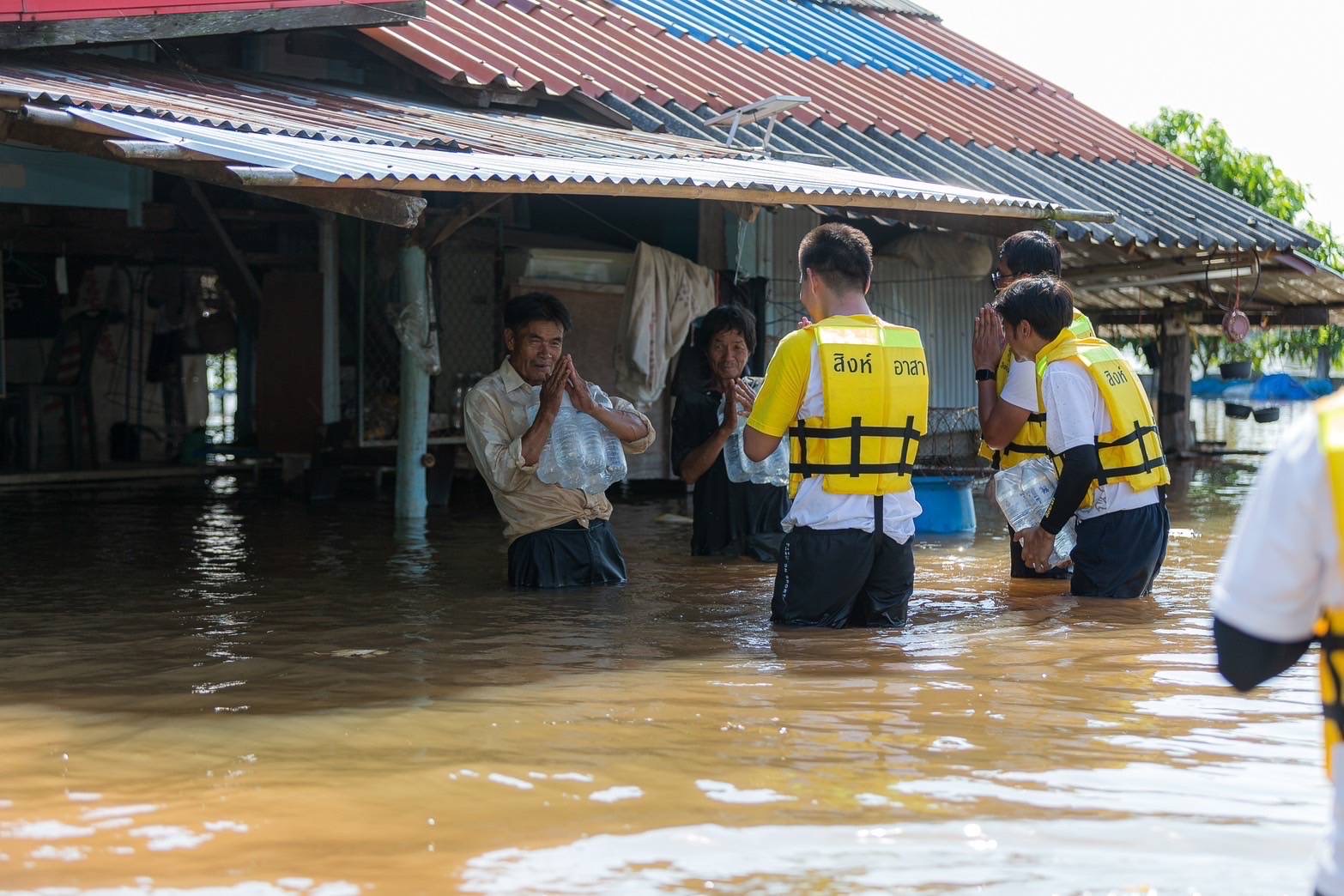 สิงห์อาสา ผนึกกำลัง 10 เครือข่ายกู้ภัยและ 3 เครือข่ายนักศึกษา ปักหมุดลงพื้นที่ช่วยน้ำท่วม หนองคายต่อเนื่อง 
