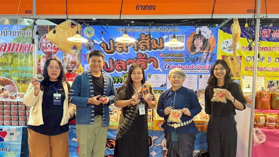 พช.เมืองอ่างทอง ให้กำลังใจผู้ประกอบการ OTOP ร่วมงาน OTOP CITY 2025 ใหญ่สุดแห่งปี