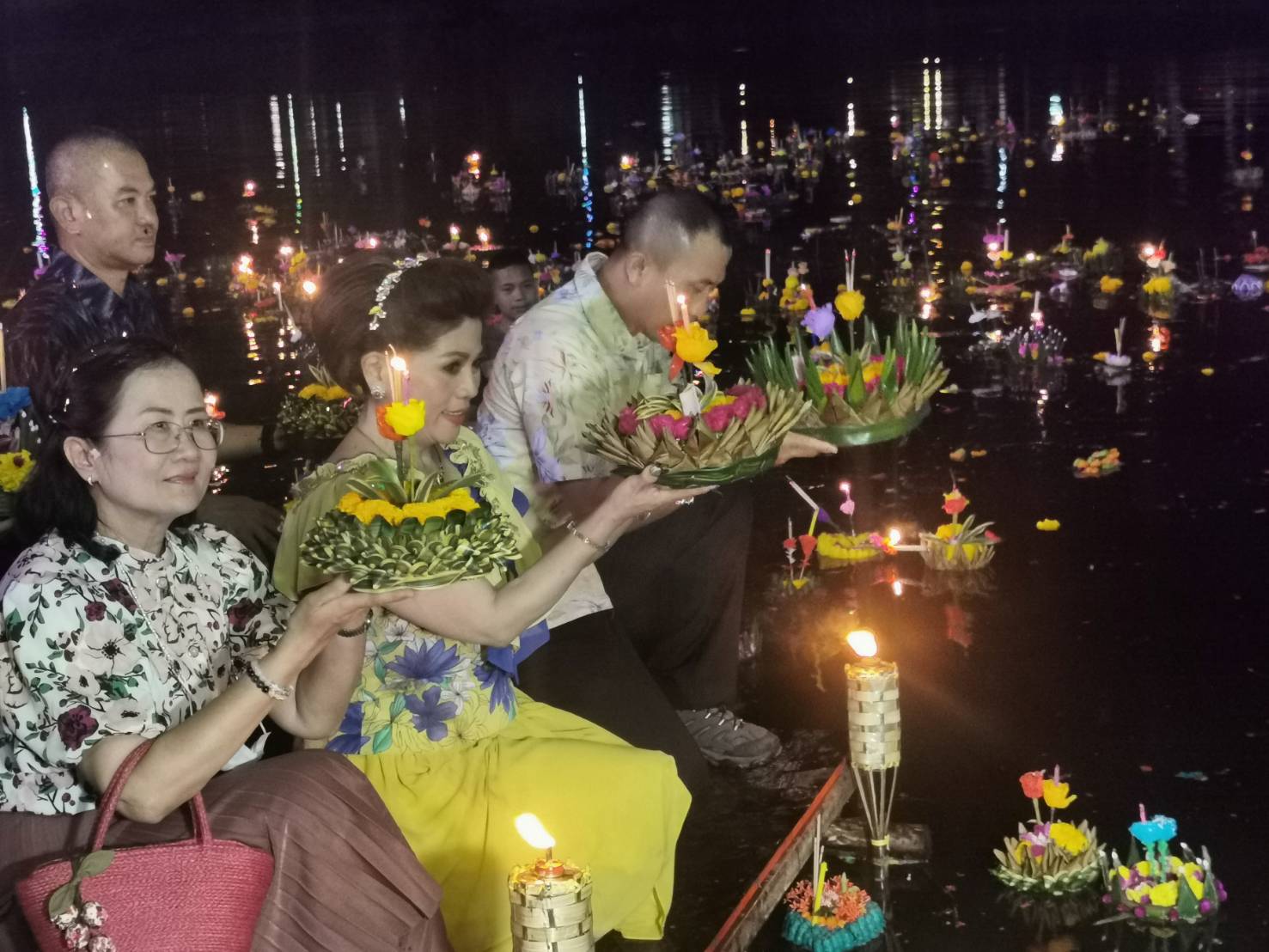 เทศบาลเมืองเขาสามยอดจัดงาน"ย้อนวันวาน" ประเพณีลอยกระทง