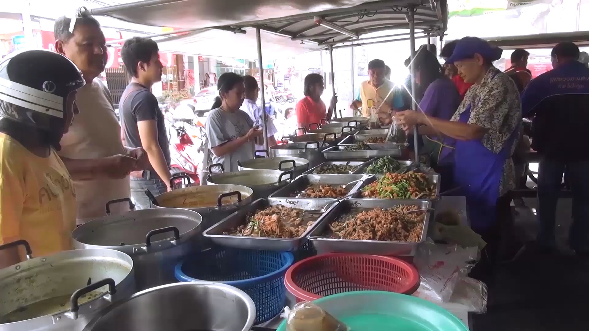 ช่วงกินเจฉุดผักแพงร้านป้าไพ ย่านวชิราสงขลายืนยันขายราคาเดิมถุง 10 บาท 