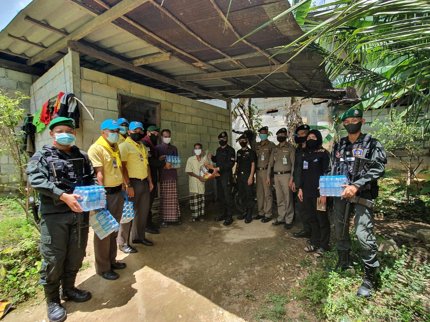 สภ.แว้ง จ.นราธิวาส จัดโครงการ ‘ตำรวจปันน้ำใจ ห่วงใยประชาชน สู้ภัยโควิด’ 