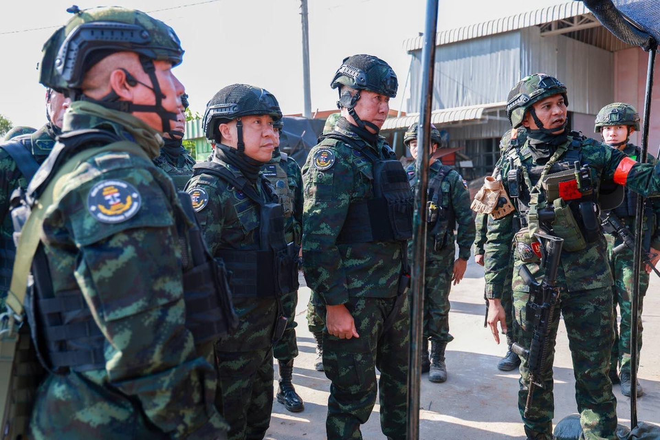 "บิ๊กปู"  นั่งรถยานเกราะ Stryker ลุยชายแดนสระแก้ว ขอบคุณกำลังพลปกป้องชายแดนไทย ย้ำอย่าประมาท ประเมินพื้นที่อย่างใกล้ชิด