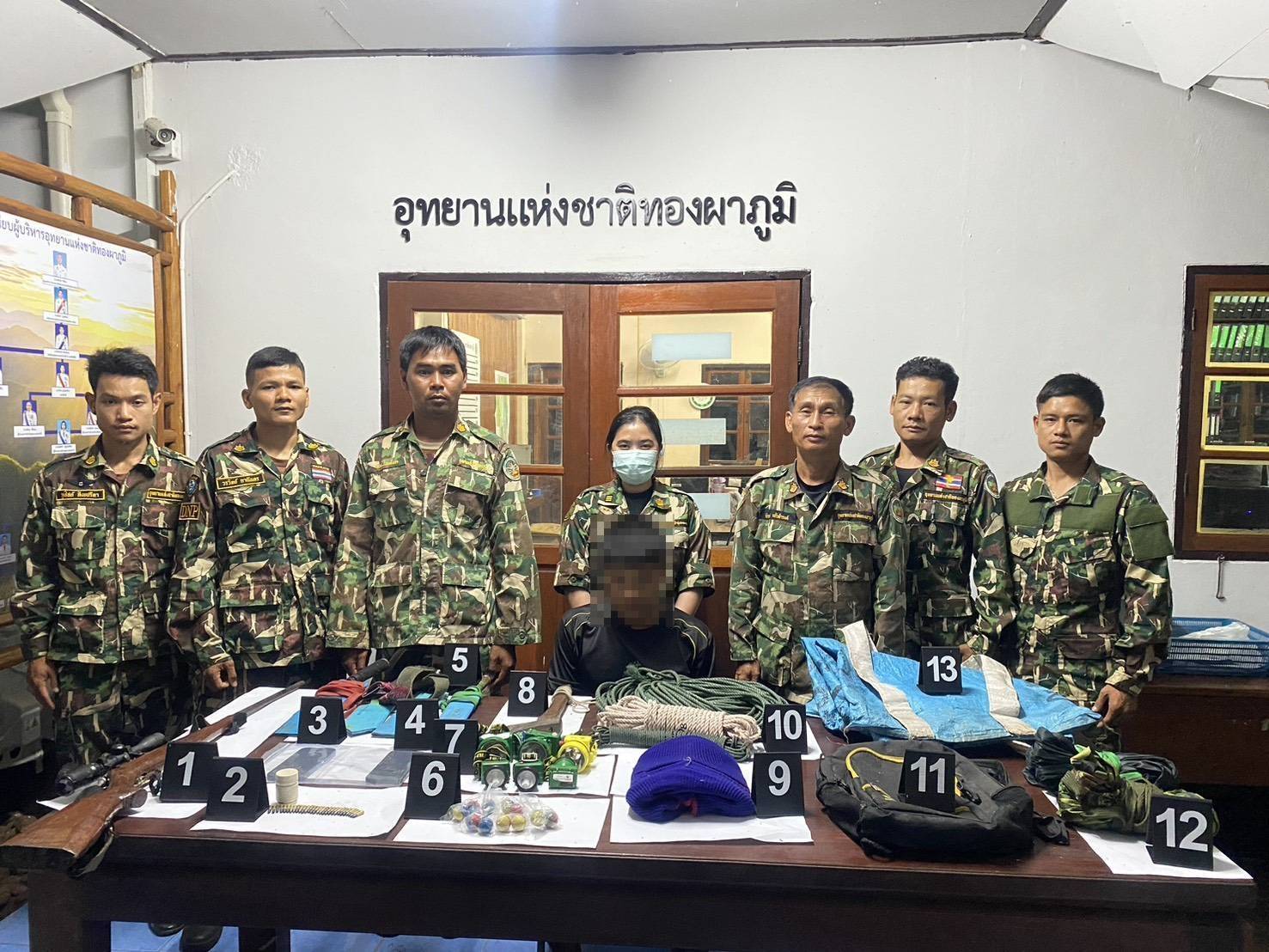 จับหนุ่มกระเหรี่ยงลอบล่าสัตว์-ระเบิดปลากลางอุทยานฯ ทองผาภูมิยึดของกลางอื้อ