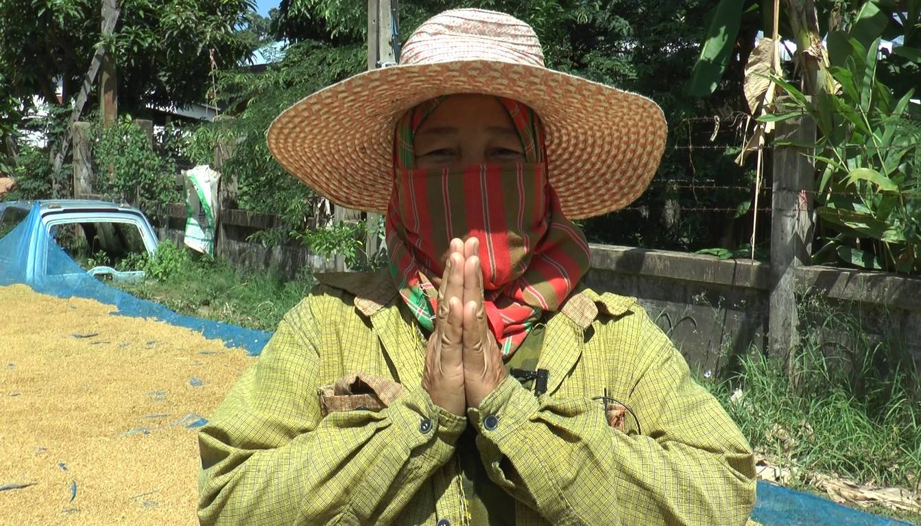 ชาวนายโสธรยกมือไหว้ทั้งน้ำตาวอนรัฐเลียวแลราคาข้าวเปลือก