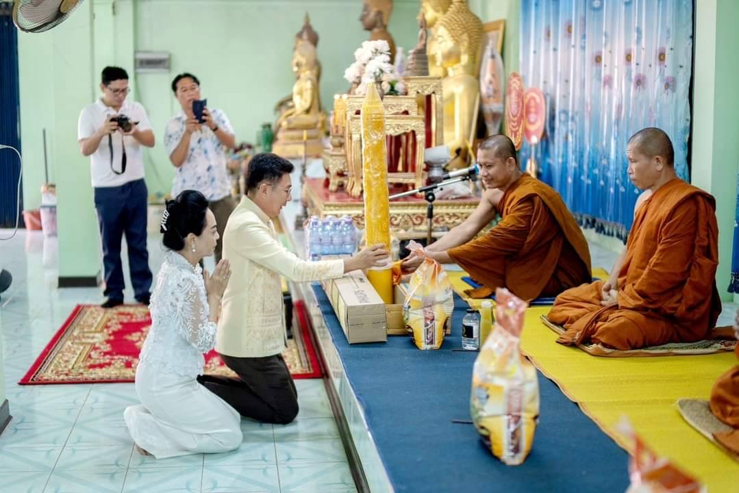 นายกอบต.ช่องสาริกา พร้อมคณะถวายเทียนจำนำพรรษา 19 วัด เพื่อเป็นสิริมงคล