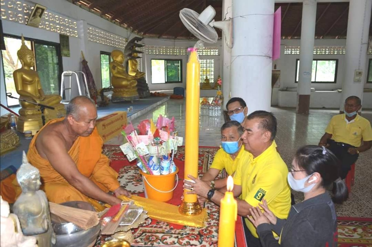 เทศบาลตำบลท่าวุ้ง นำเทียนจำนำพรรษาไปถวายตามวัดต่างๆในเขตเทศบาลตำบลท่าวุ้ง