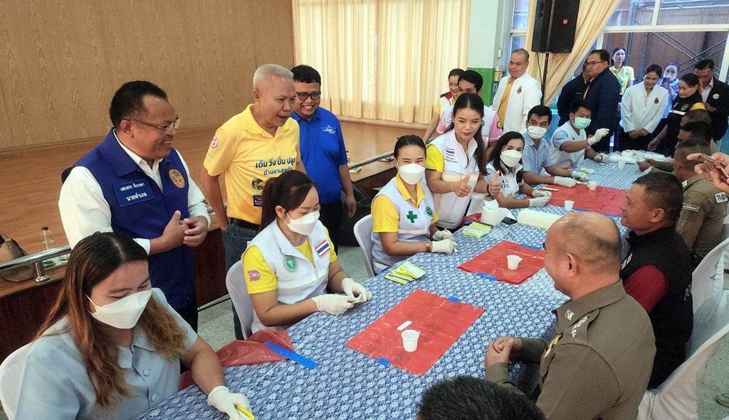 “โสภณ” นำทีมลุยตรวจปัสสาวะ นร.-ตร.บ้านใหม่ไชยพจน์ ป้องกันยาเสพติดระบาด