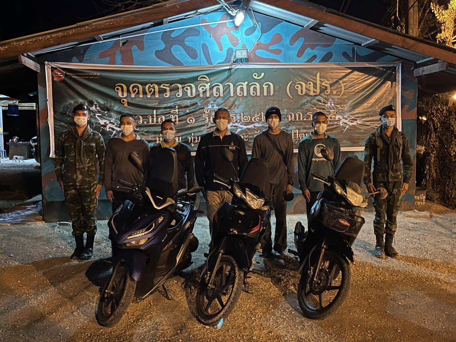 "กองกำลังเทพสตรี" ลุยยึดรถจยย. 3 คัน ก่อนส่งข้ามชายแดน "แม่น้ำกระบุรี" 