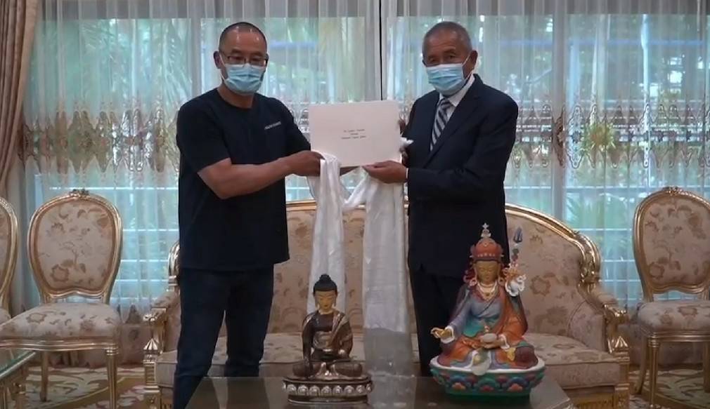 กษัตริย์จิกมี แห่งภูฏานพระราชทานพระรูปปั้นศักดิ์สิทธิ์ให้ประธานสวนนงนุชพัทยา