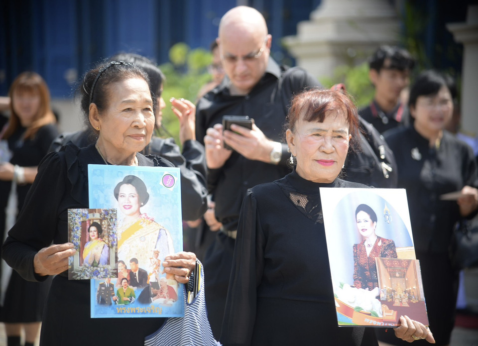 พสกนิกรชาวไทย ทยอยลงนาม ถวายสักการะ พระบรมศพ "พระบรมราชชนนีพันปีหลวง" อย่างต่อเนื่อง 
