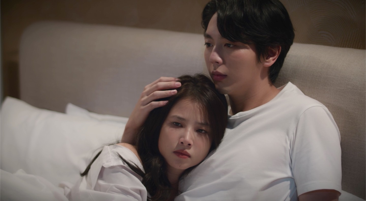 มีมี่ (ฝน ศนันธฉัตร) ยอมให้ เวกัส (อัพ ภูมิพัฒน์) นอกใจมีผู้หญิงคนอื่นแต่ห้ามผูกพัน ใน "เรื่องรัก เรื่องร้อน" 
