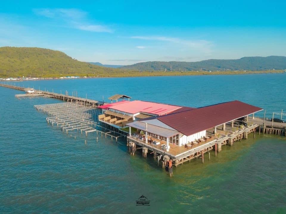 นักธุรกิจคลองใหญ่ดัดแปลงท่าเรือเก่าทำห้องพัก-ร้านกาแฟกลางทะเล "เจ้าท่าตราด"จ่อตรวจสอบ