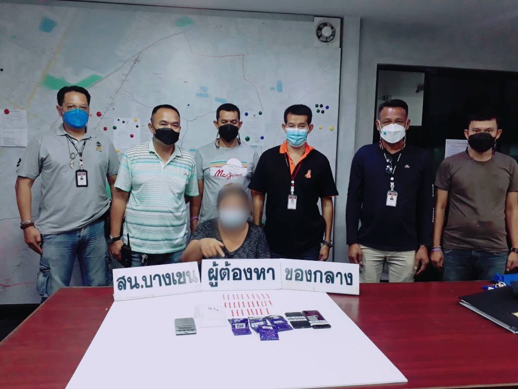 ตร.บุกจับเอเย่นต์ค้ายาเปิดประตูหลังบ้าน  กำลังนั่งชั่งยาไอซ์นับยาบ้าส่งให้ลูกค้า