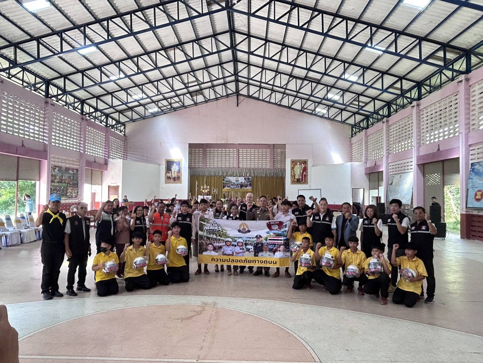 ยโสธรรณรงค์สวมหมวกกันน็อก ตำรวจ–กต.ตร.มอบหมวกให้นักเรียนบ้านทุ่งแต้